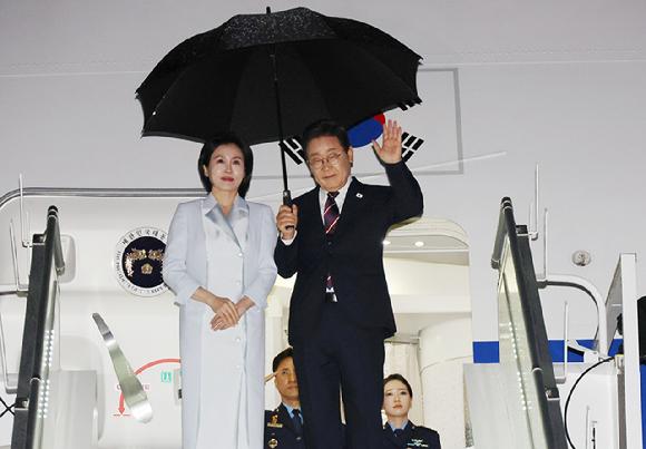 이재명 대통령과 김혜경 여사가 17일(현지시간) 51차 주요 7개국(G7) 정상회의 일정을 마치고 캐나다 캘거리국제공항에서 귀국하며 공군 1호기 올라 인사하고 있다. 2025.6.18 [사진=연합뉴스]