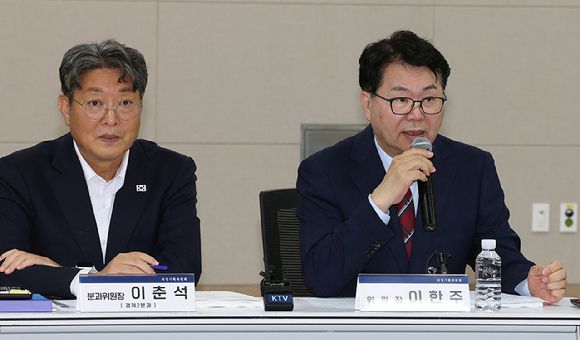 국정기획위원회 이한주 위원장이 18일 정부세종컨벤션센터에서 열린 경제2분과 종소벤처기업부 업무보고에서 인사말을 하고 있다. 왼쪽은 이춘석 경제2분과 위원장. 2025.6.18 [사진=연합뉴스]