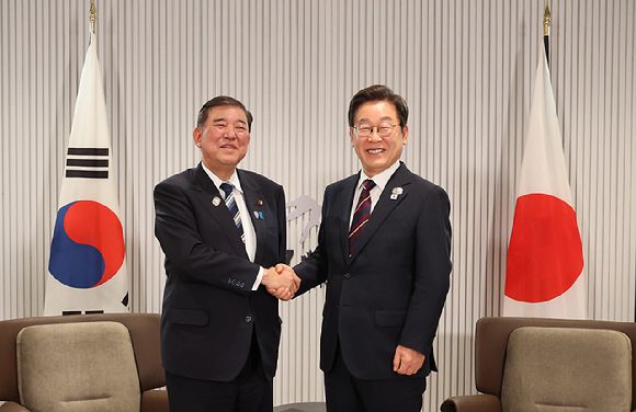이재명 대통령이 17일(현지시간) 캐나다 앨버타주 캐내내스키스 주요 7개국(G7) 정상회의장에서 열린 한일 정상회담에서 이시바 시게루 일본 총리와 악수하며 기념촬영을 하고 있다. 2025.6.18 [사진=연합뉴스]
