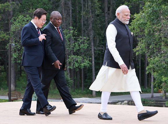 이재명 대통령과 시릴 라마포사 남아프리카공화국 대통령이 지난 17일(현지시간) 캐나다 앨버타주 캐내내스키스 주요 7개국(G7) 정상회의장에서 G7 및 초청국 기념촬영을 위해 이동하며 대화하고 있다. 앞쪽은 나렌드라 모디 인도 총리. 2025.6.18 [사진=연합뉴스]