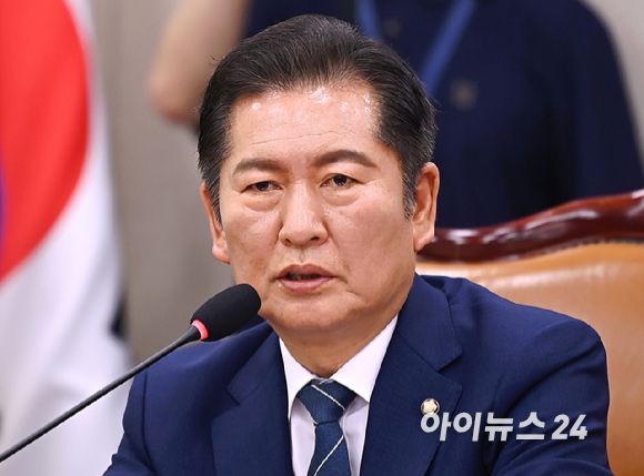 정청래 법사위원장이 14일 오전 서울 여의도 국회에서 열린 법제사법위원회 전체회의에서 발언하고 있다. [사진=곽영래 기자]