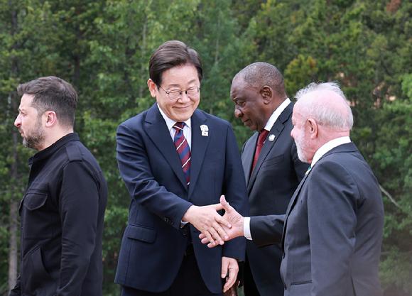 이재명 대통령이 지난 17일(현지시간) 캐나다 앨버타주 캐내내스키스 주요 7개국(G7) 정상회의장에서 G7 및 초청국 기념촬영 후 루이스 이나시우 룰라 다시우바 브라질 대통령과 악수하고 있다. 2025.6.18 [사진=연합뉴스]