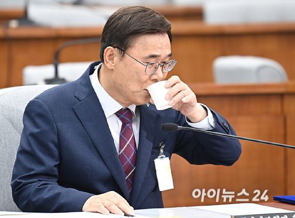 이종석 국가정보원장 후보자가 19일 오전 서울 여의도 국회에서 열린 인사청문회에서 물을 마시고 있다. [사진=곽영래 기자]