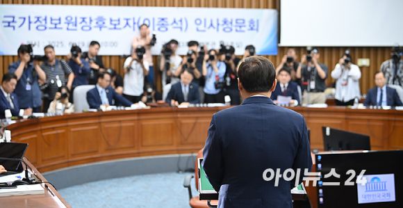 이종석 국가정보원장 후보자가 19일 오전 서울 여의도 국회에서 열린 인사청문회에서 모두발언을 하고 있다. [사진=곽영래 기자]