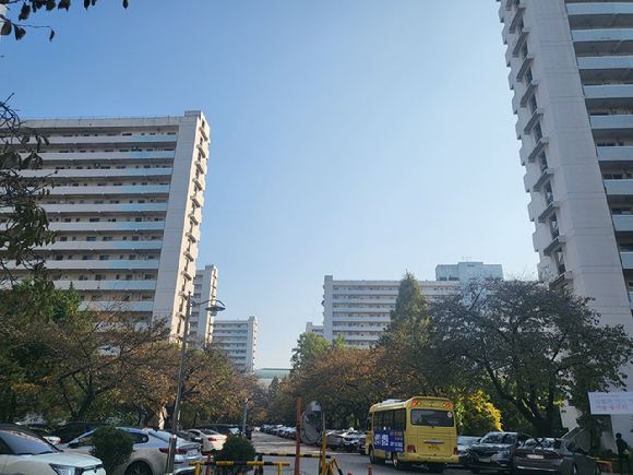 현재의 잠실주공5단지 전경. 3930가구 규모에 대형 평수가 많다. [사진=이수현 기자]