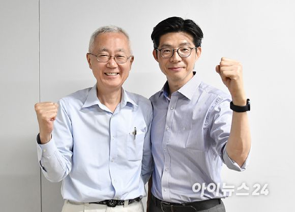 국내 뇌질환 의료기기 개발기업 지브레인(Gbrain)이 한국 최초로 뇌이식 의료기기의 임상 이식을 성공적으로 완료해 뇌신경 기술의 상용화 가능성을 본격화하고 있다. 서울대학교의학연구원 신경과학연구소 정천기 책임연구원(왼쪽)과 김병관 지브레인 대표가 아이뉴스24와 인터뷰를 갖기 전 포즈를 취하고 있다. [사진=정소희 기자]