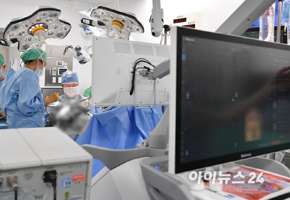 이은정 교수팀이 지브레인 개발 제품인 '핀어레이(Phin Array)' 임상 이식 수술을 집도하는 있다. [사진=정소희 기자]