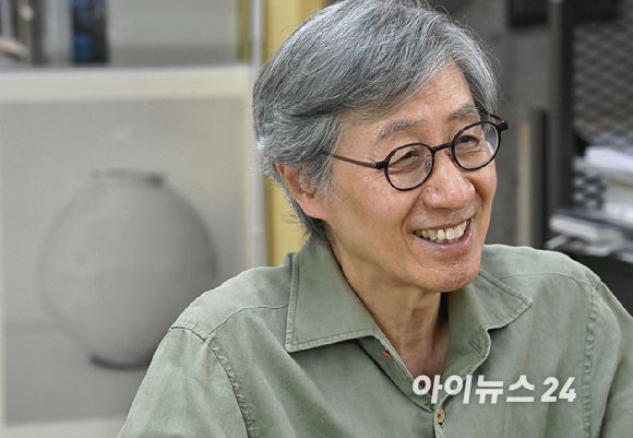 '2025년도 제35회 삼성호암상' 예술상을 수상한 구본창 사진작가가 지난 17일 성남시 분당구 스튜디오9에서 아이뉴스24와 인터뷰를 하고 있다. [사진=곽영래 기자]