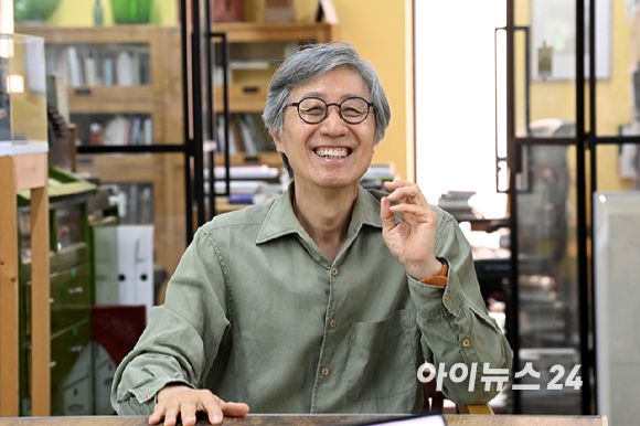 '2025년도 제35회 삼성호암상' 예술상을 수상한 구본창 사진작가가 지난 17일 성남시 분당구 스튜디오9에서 아이뉴스24와 인터뷰를 하고 있다. [사진=곽영래 기자]