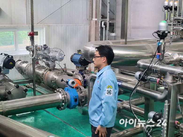 연변농심 관계자가 백산수 공정 과정에 대해 설명하고 있다. 2025.06.16 [사진=정승필 기자]