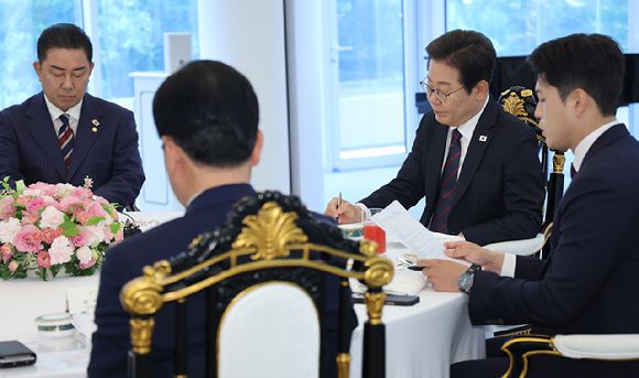 이재명 대통령이 22일 한남동 관저에서 열린 여야 지도부와의 오찬에서 국민의힘 김용태 비상대책위원장의 발언을 듣고 있다. 2025.6.22 [사진=연합뉴스]