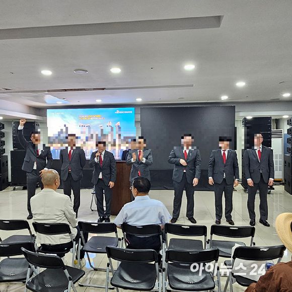 HDC현대산업개발 임직원들이 22일 오후 4시 20분 무렵 용산정비창 전면1구역의 시공권을 수주한 직후 조합원들에게 감사 인사를 하고 있다. 2025. 06. 22 [사진=이효정 기자 ]