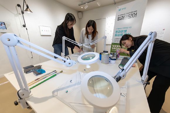 KT 멤버십 고객들이 서울시 종로구에 위치한 그라운드시소 서촌에서 '워너 브롱크호스트' 프라이빗 도슨트 투어를 즐기고 있는 모습 [사진=KT]