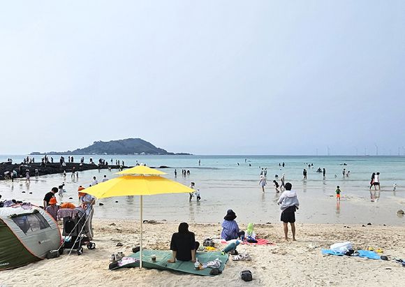 지난 5월 31일 제주시 협재해수욕장을 찾은 피서객들이 물놀이를 즐기고 있다. 제주지방기상청에 따르면 이날 제주(북부) 낮 최고기온은 22.2도로 나타났다. 2025.5.31 [사진=연합뉴스]