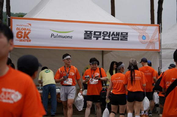 풀무원샘물 '2025 글로벌 6K 포 워터 마라톤' 홍보 부스. [사진=풀무원샘물]