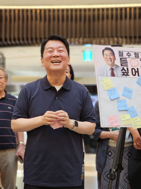 국민의힘 안철수 의원이 21일 경기 분당 서현역에서 게릴라 버스킹 '철수형은 듣고 싶어서'에서 시민들과 만나고 있다. [사진=안철수 의원실]