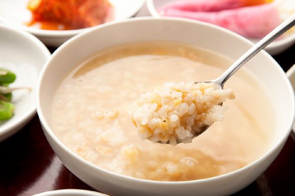 김 학자는 숭늉이 잇몸 질환에 탁월한 효과를 보인다고 설명했다. 사진은 AI로 생성한 이미지. [사진=챗GPT]