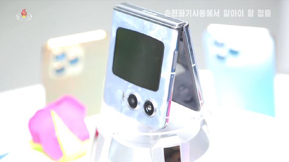 북한 조선중앙TV가 지난 18일 방영한 손전화기(스마트폰) 사용법 프로그램에서 마두산 제작 폴더블 스마트폰을 공개했다. 이 제품은 전면에 듀얼 카메라, 후면에 트리플 카메라를 장착해 총 5개의 렌즈를 갖춘 것으로 확인됐다. [조선중앙TV화면] 2025.6.19 [사진=연합뉴스]