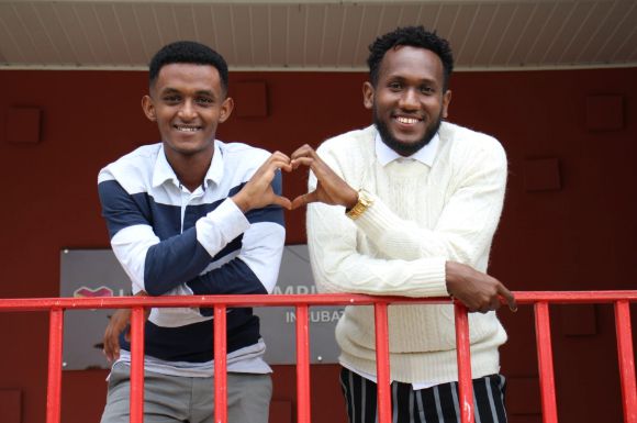 지난 2023년 8월 LG-KOICA 희망직업훈련학교를 졸업한 워쿠(좌)와 느웨이 씨. [사진=LG전자 뉴스룸]