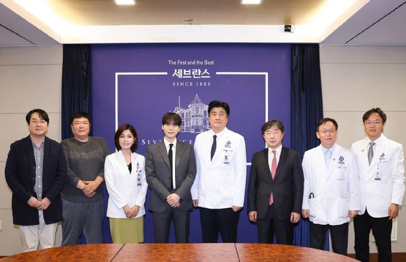 그룹 방탄소년단(BTS)의 슈가(왼쪽에서 네 번째)와 연세의료원 관계자들이 포즈를 취하고 있다. [사진=세브란스병원]