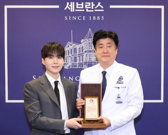 세브란스병원과 방탄소년단(BTS)의 슈가(본명 민윤기)가 자폐스펙트럼장애 환자의 치료와 사회적 자립을 지원하기 위한 전문 치료센터를 설립했다. 사진은 그룹 방탄소년단(BTS)의 슈가(좌)와 금기창 연세의료원장(우). [사진=세브란스병원]