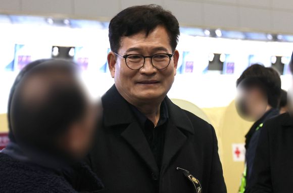 송영길 소나무당 대표가 지난해 12월 30일 전남 무안국제공항에서 제주항공 참사 희생자 유가족과 대화하고 있다. [사진=연합뉴스]