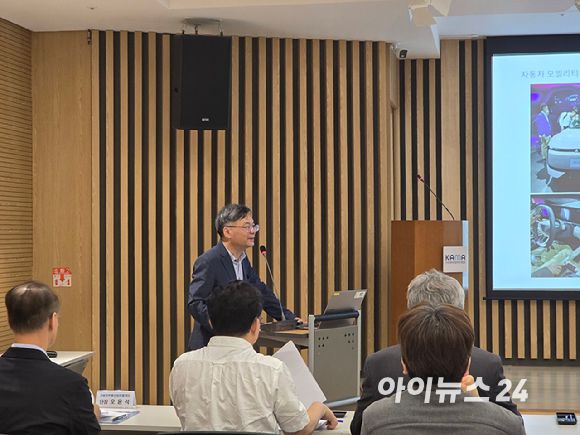 조철 산업연구원 선임연구위원이 24일 서울 서초구 자동차회관에서 '신정부에 바라는 자동차산업 정책과제'를 주제로 열린 제42회 자동차모빌리티산업포럼에서 주제발표하고 있다. [사진=김종성 기자]