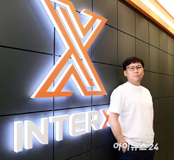 박정윤 인터엑스 대표가 20일 서울 금천구 인터엑스에서 진행된 아이뉴스24와 인터뷰에 앞서 포즈를 취하고 있다. [사진=정소희 기자]