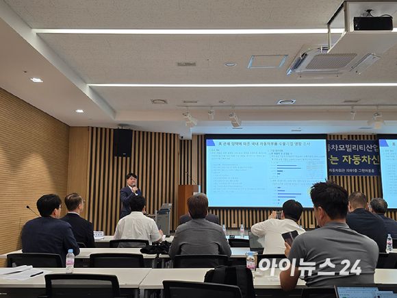 김영훈 한국자동차산업협동조합 실장이 24일 서울 서초구 자동차회관에서 '신정부에 바라는 자동차산업 정책과제'를 주제로 열린 제42회 자동차모빌리티산업포럼에서 주제발표하고 있다. [사진=김종성 기자]