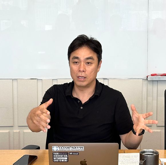최지웅 한국클라우드산업협회장이 24일 서울 강남구 KT클라우드 본사에 인터뷰를 진행하고 있다. [사진=한국클라우드산업협회]