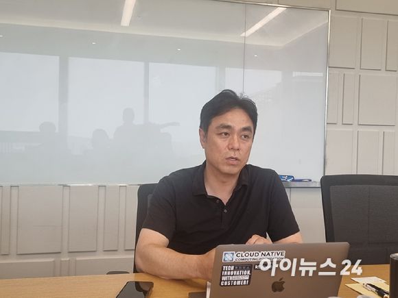 최지웅 한국클라우드산업협회장이 24일 서울 강남구 KT클라우드 본사에서 인터뷰를 진행하고 있다. [사진=윤소진 기자]