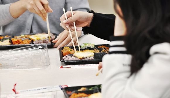 다양한 상품 개발로 '혼족'의 선택의 폭이 넓어지고 있다. [사진=연합뉴스]