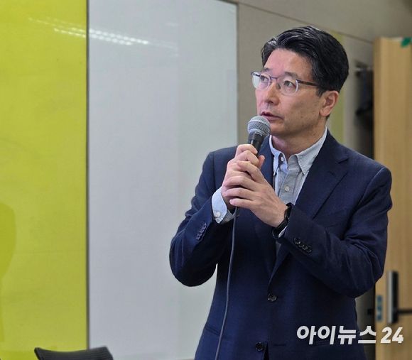 24일 오전 서울 중구 삼화타워에서 열린 SK텔레콤 유심(USIM) 일부 정보 유출 관련 브리핑에서 임봉호 SK텔레콤 MNO사업부장이 발표하고 있다. [사진=안세준 기자]