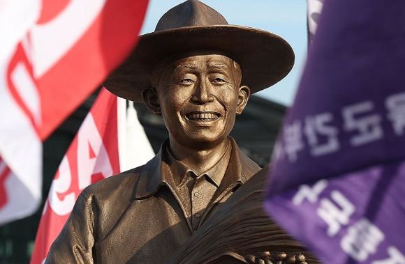 동대구역 광장에 설치된 박정희 전 대통령 동상. [사진=연합뉴스]