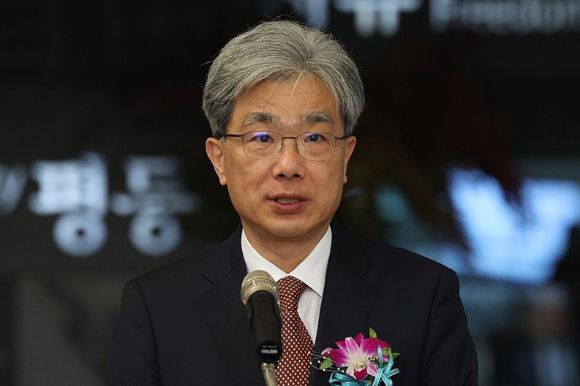 이재명 대통령이 26일 김상환 전 대법관을 헌법재판소장 후보자로 지명했다. 김 후보자가 법원행정처장으로 근무하던 지난 2023년 22일 오후 서울 서초구 대법원 법원전시관에서 열린 기획전 '결정의 순간, 나와 가족 그리고 법원' 전시 개막식에서 인사말을 하고 있다. 2023.11.22 [사진=연합뉴스]