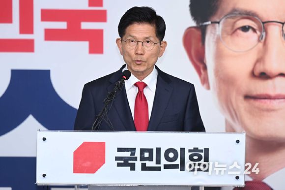 제21대 대통령 선거에서 이재명 더불어민주당 대선 후보의 당선이 확실시된 지난 4일 새벽 김문수 국민의힘 대선후보가 서울 여의도 국민의힘 중앙당사에서 승복 공식 선언 기자회견을 갖고 있다. [사진=정소희 기자]