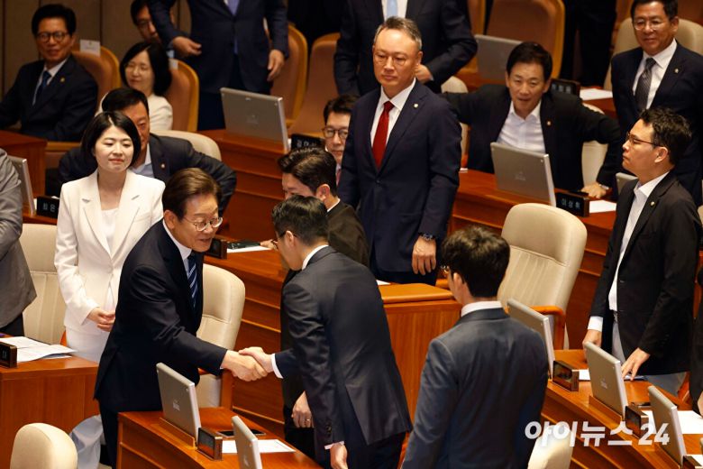 이재명 대통령이 26일 오전 서울 여의도 국회 본회의장에서 추가경정예산안(추경안) 시정연설을 마친 뒤 국민의힘 의원들과 인사를 나누고 있다. [사진=국회사진기자단]