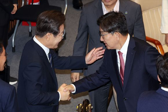 이재명 대통령이 26일 오전 서울 여의도 국회 본회의장에서 추가경정예산안(추경안) 시정연설을 마친 뒤 국민의힘 의원들과 인사를 나누고 있다. [사진=국회사진기자단]