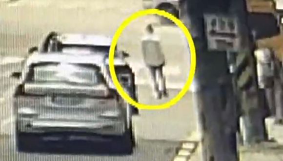 공황장애 약을 복용한 뒤 차량을 몰아 '약물 운전' 혐의로 입건된 개그맨 이경규 씨가 사건 당일 여러 차례 사고를 낸 것으로 드러났다. 사진은 접촉사고 이후 차량에서 내린 이 씨가 차도로 걸어다니는 모습. [사진=MBN 보도화면 캡처]