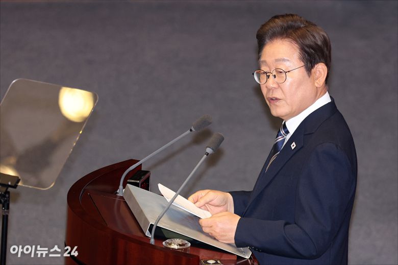 이재명 대통령이 26일 국회에서 열린 제426회국회(임시회) 제2차 본회의에서 2025년도 제2회 추가경정예산안에 대한 정부의 시정연설을 하고 있다. [사진=국회사진기자단]