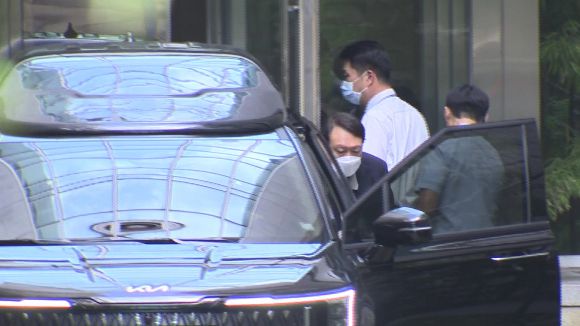 서울아산병원에서 윤석열 전 대통령이 김 여사의 휠체어를 밀어주고 있다. 2025.6.27 [연합뉴스TV] [사진=연합뉴스]