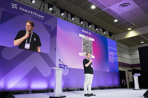 레지스 브리뇽(Regis Brignon) 르노코리아 소프트웨어·시스템 담당 디렉터가 27일 넥스트라이즈 모빌리티 세션에서 발표를 하고 있다. [사진=르노코리아]