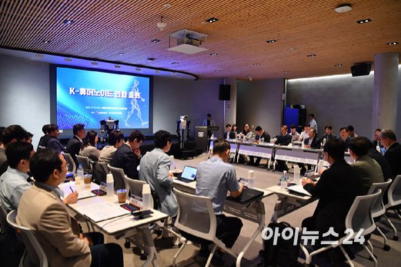 장병탁 서울대 AI연구원장이 27일 오전 서울시 관악구 서울대에서 열린 K휴머노이드연합 창립총회에서 인사말을 하고 있다. [사진=곽영래 기자]