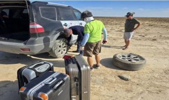 윤영성 전 관세청장 일행 키질쿰 사막에서 펑크 난 타이어 교체 작업을 실시하고 있다. [사진=윤영선]