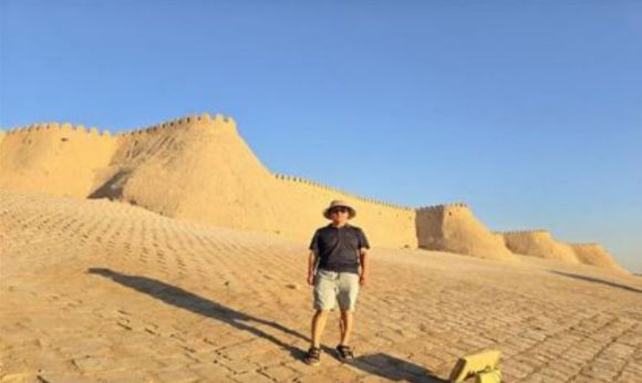 윤영성 전 관세청장이 히바성 성벽 앞에서 사진을 촬영하고 있다. [사진=윤영선]