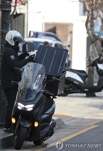 서울 시내 한 음식점에서 라이더가 배달 음식을 수령하고 있다. [사진=연합뉴스]