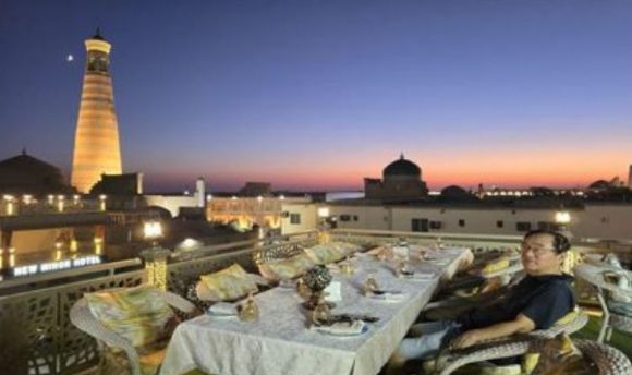 윤영성 전 관세청장이 히바 여관 옥상 테라스 식당에서 저녁 식사를 하고 있다. [사진=윤영선]