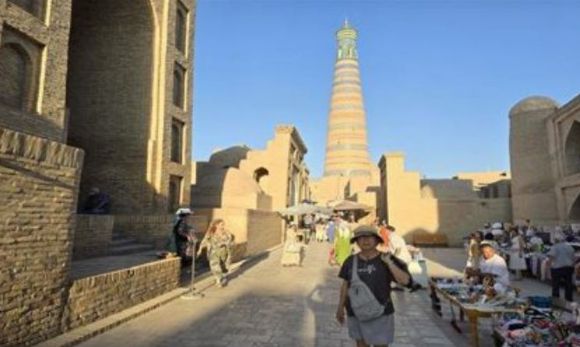 윤영성 전 관세청장 일행이 히바 성 중심가 석양의 미나렛 첨탑 앞에서 사진을 촬영하고 있다. [사진=윤영선]