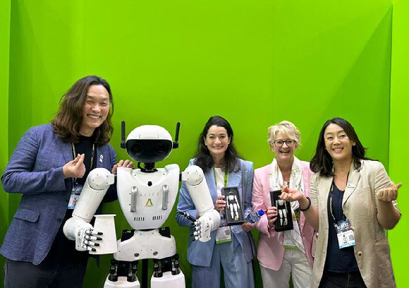 (왼쪽부터)한재권 한양대에리카 로봇공학과 교수, 엔비디아 관계자들, 엄윤설 에이로봇 대표가 지난 5월 21일 대만 타이베이 난강전시센터에서 열린 컴퓨텍스 2025에서 '엘리스'와 기념사진을 찍고 있다. [사진=에이로봇]