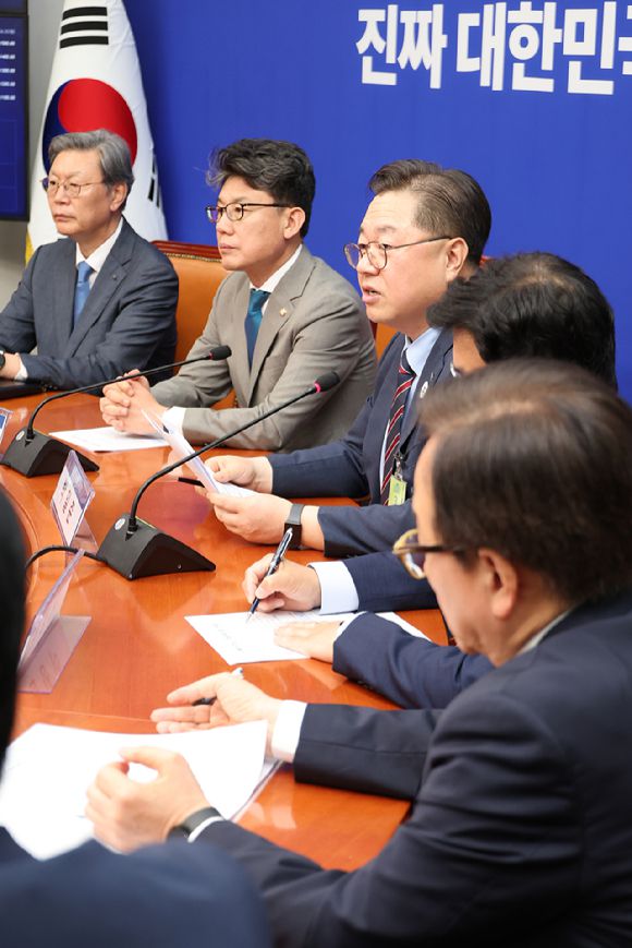 30일 서울 여의도 국회에서 열린 더불어민주당과 경제6단체의 상법 개정안 간담회에서 박일준 대한상의 부회장(왼쪽 세번째)이 경제계 의견을 전하고 있다. [사진=연합뉴스]